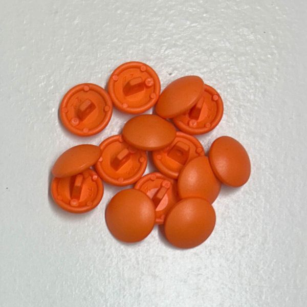 RESTPOSTEN - 14 orange-farbene Kunststoffknöpfe - Ø: ca. 14mm